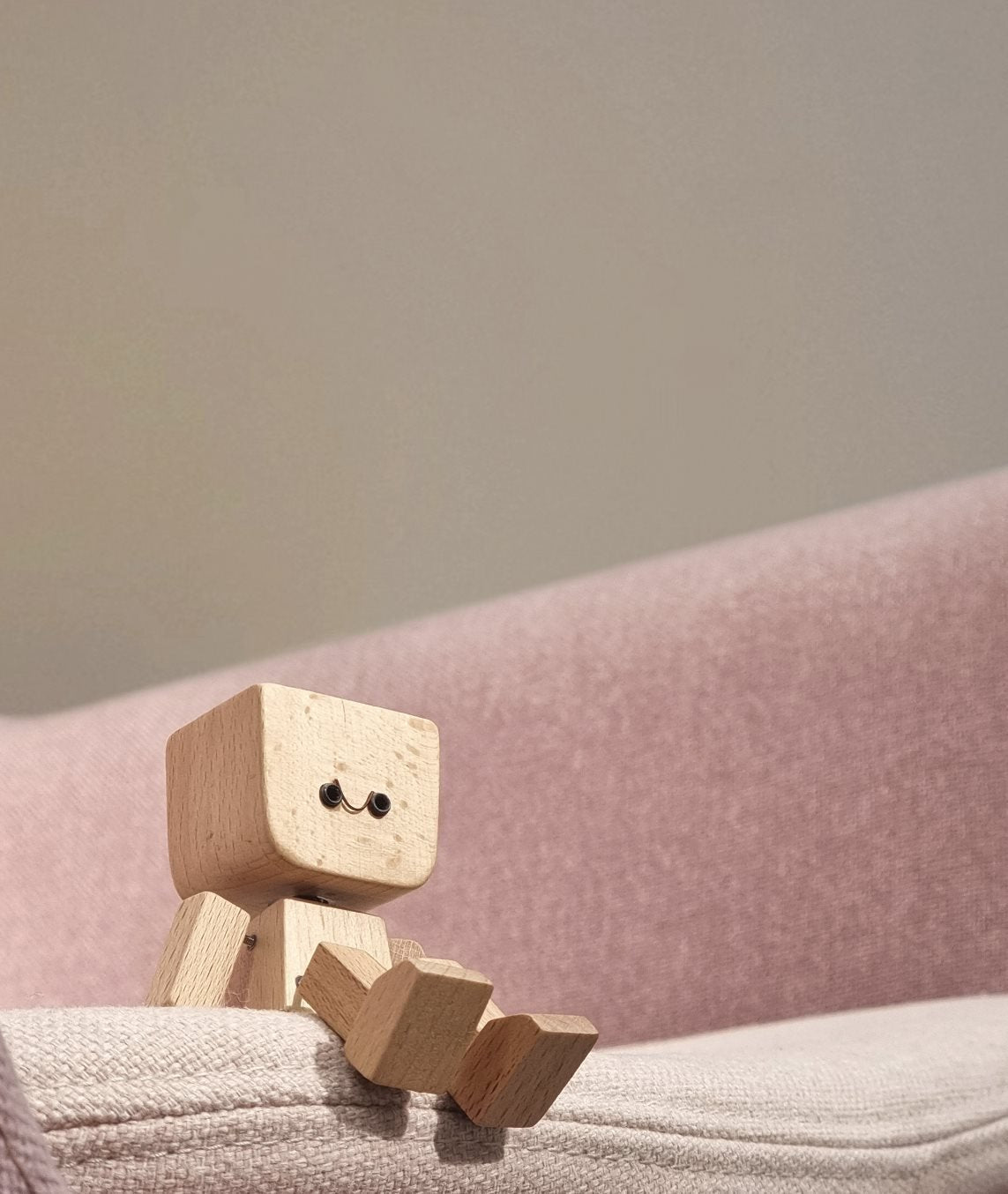 Charming Little Wooden Figure That Sways with 12PCS Magnetic Expressions